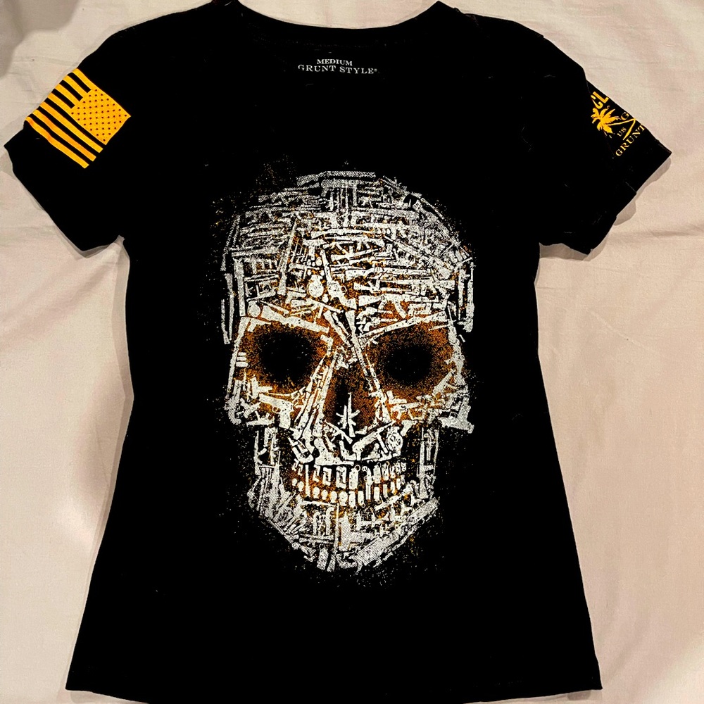 Grunt Style Women’s size medium black shirt with skull